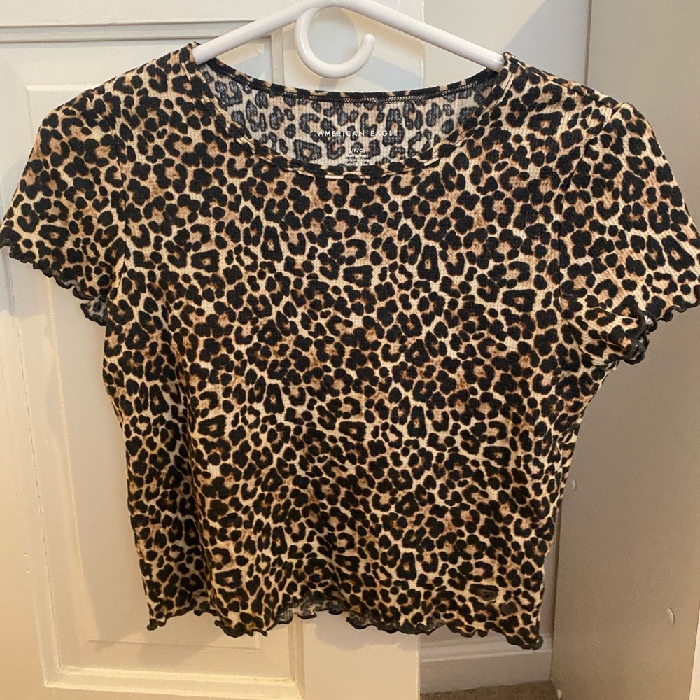 American Eagle small cheetah print tee shirt